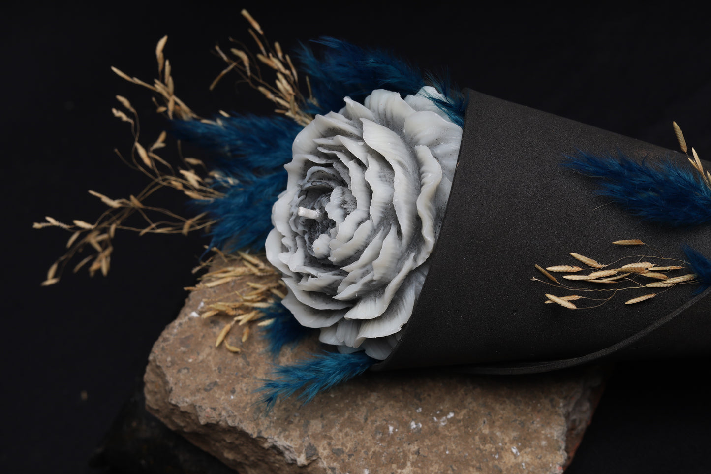 Sorcish Valentine's Day Luxury Rose Bouquet Candle with black wrap